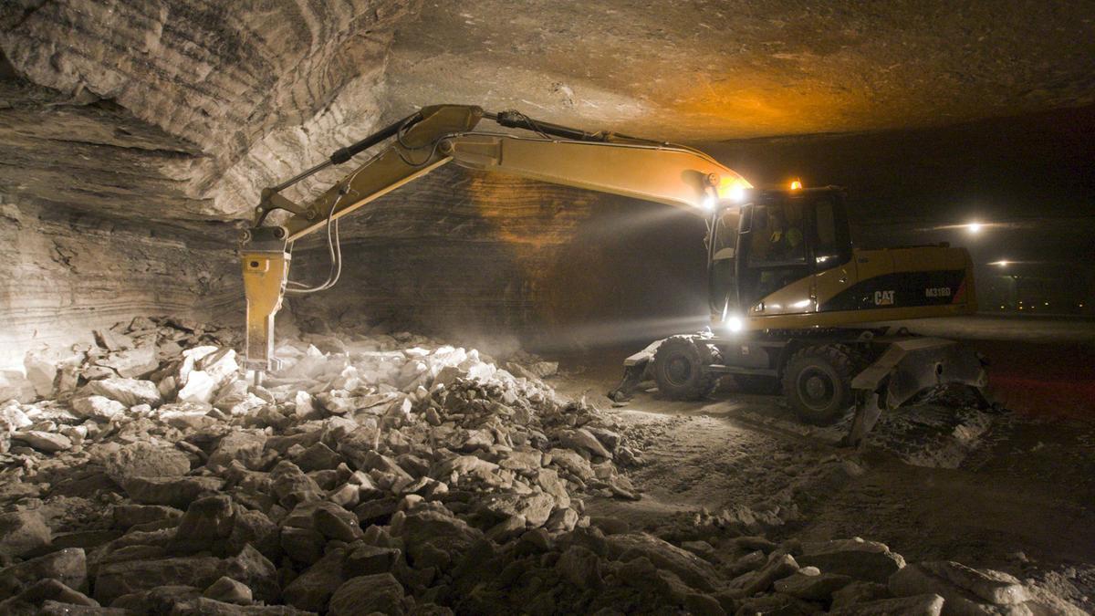 Una máquina trabaja en las minas de sal de Remolinos en Zaragoza