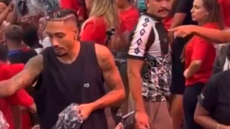 Raphinha y su mujer ayudan a los más necesitados en un evento benéfico en Brasil