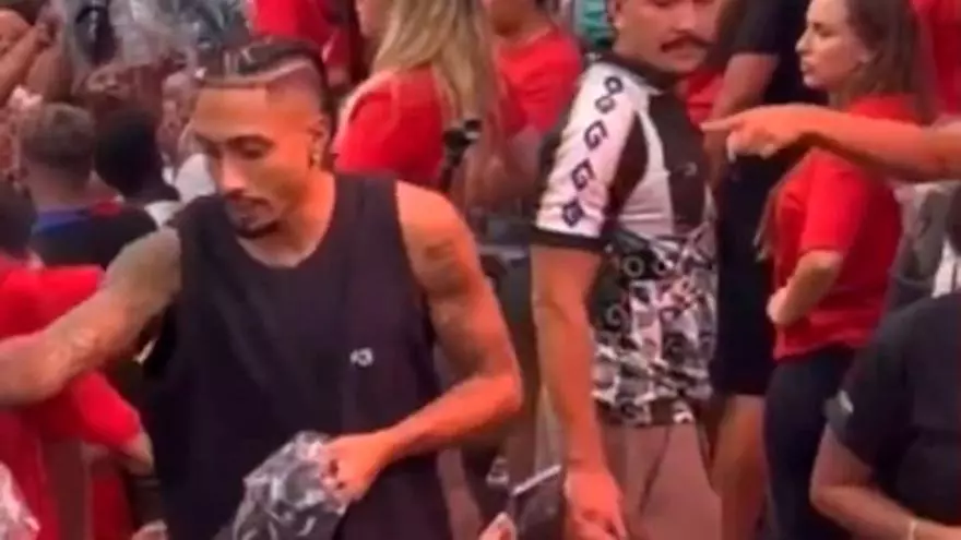 Raphinha y su mujer ayudan a los más necesitados en un evento benéfico en Brasil