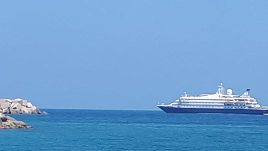 El crucero de lujo  SeaDream I fondea en Dénia
