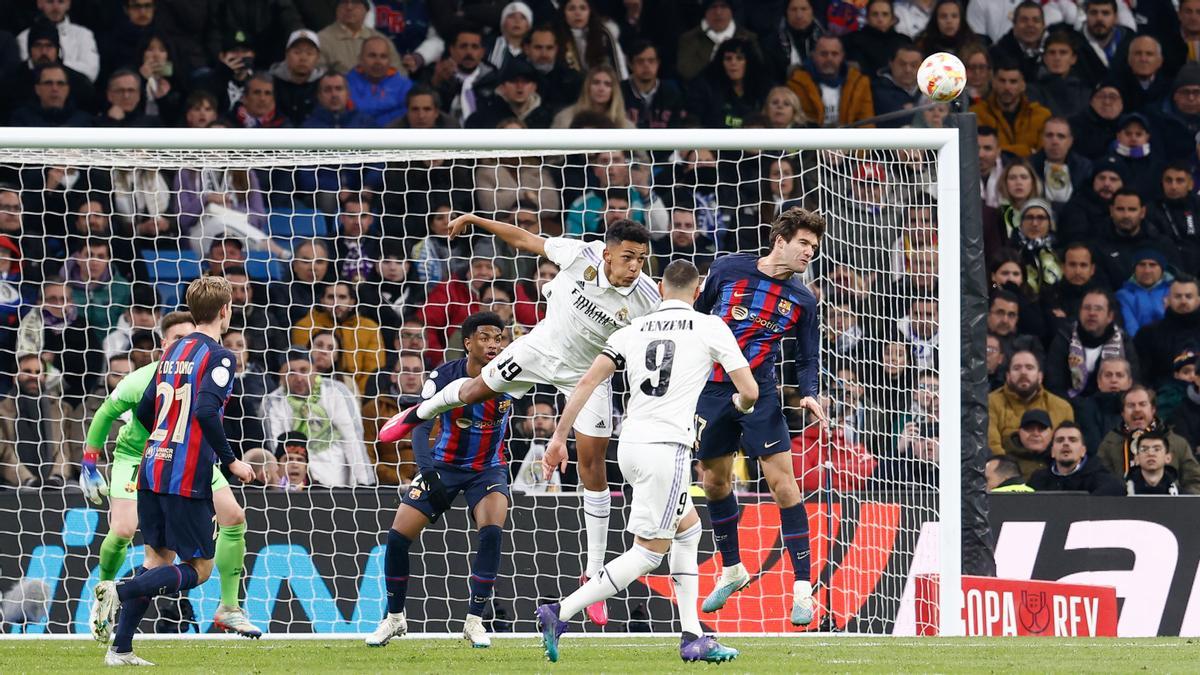 Marcos Alonso se adelanta a Álvaro Rodríguez en el Madrid-Barça copero del Bernabéu.