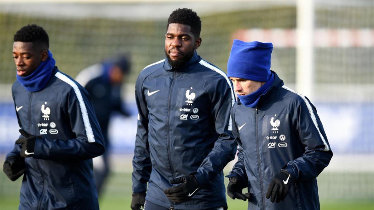 Antoine Griezmann (derecha) junto a Ousmane Dembélé y Samuel Umtiti en un entrenamiento de la selección de Francia