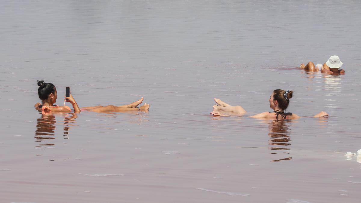 La orilla sureste de la laguna rosa de Torrevieja se emplea como zona de baño todos los veranos pese a que está prohibido