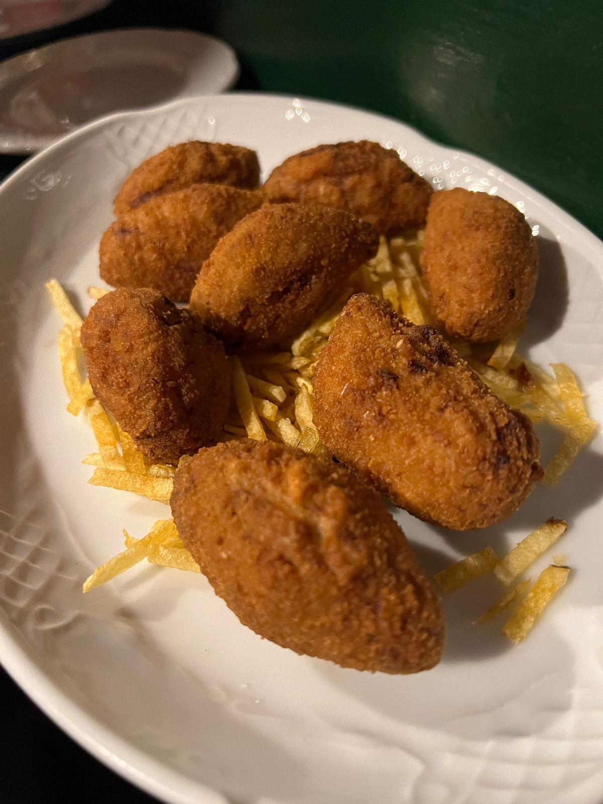 Un plato de croquetas de esta taberna de la calle Castilla