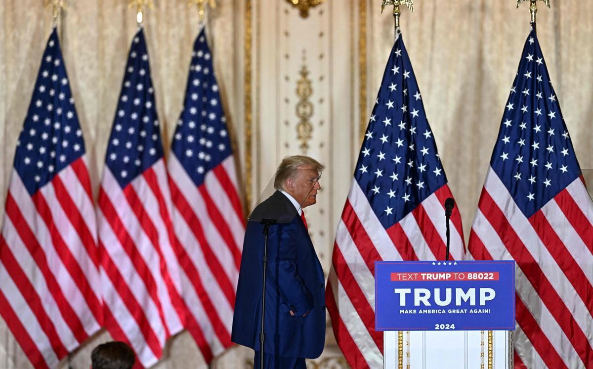 El expresidente de los Estados Unidos, Donald Trump, llega para hablar durante una conferencia de prensa luego de su comparecencia ante el tribunal por un supuesto pago de dinero secreto.