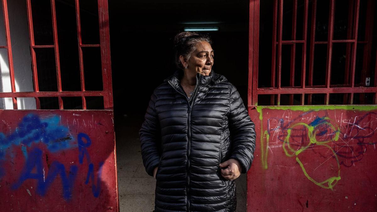 Remedios Arriba, en una de las entradas del bloque Venus, en el barrio de La Mina, en Sant Adrià de Besòs.