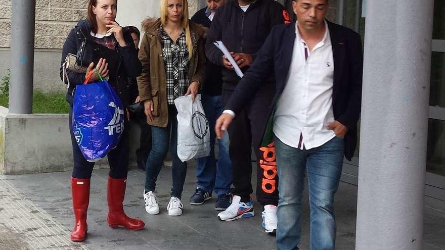 Raúl Lagoa, en el centro (con una venda en la frente), al salir del centro de salud de Cangas junto a su pareja y el gerente de la Cofradía de Cangas. // Faro