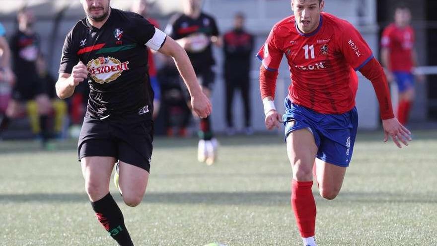 Martín, del Choco, presiona a un jugador del Villalbés en el partido de ayer en Redondela. // Ricardo Grobas