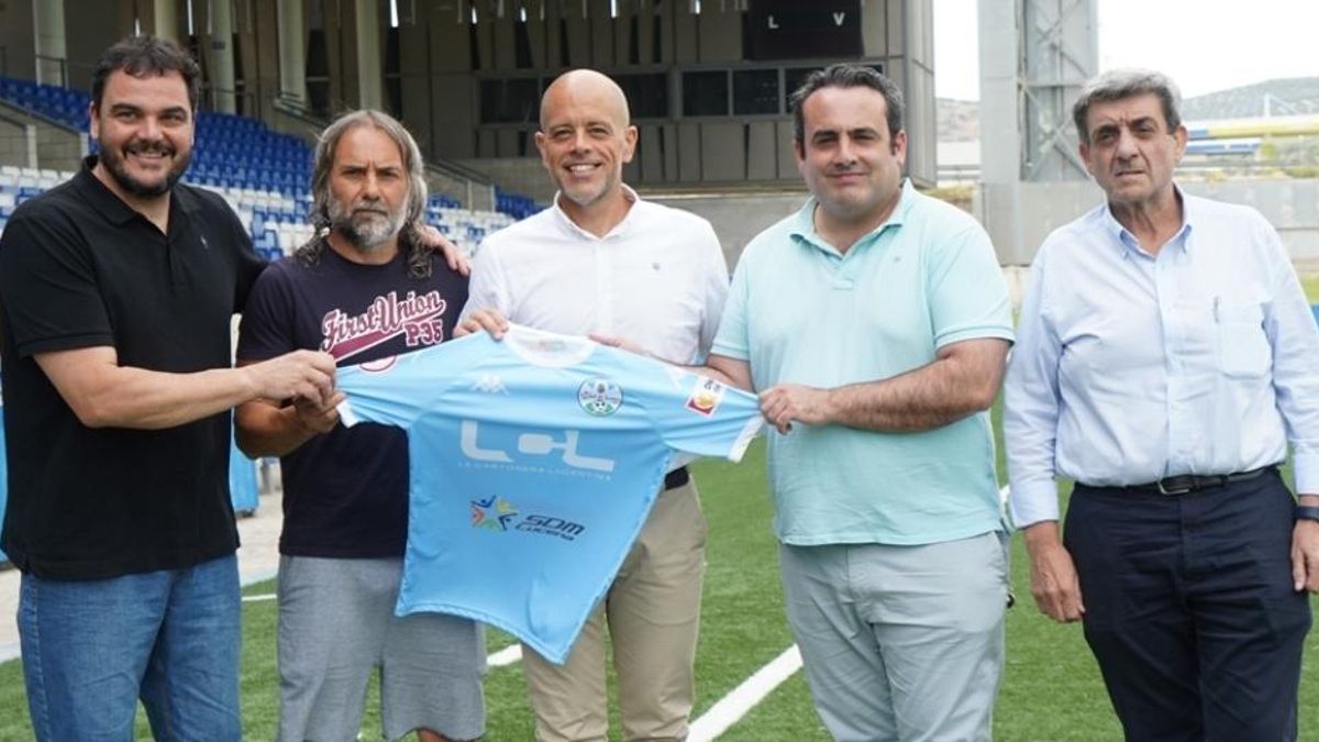 Antonio Jesús Cobos, Juani Cantero, Salvador Serrano, Jorge Torres y José Luis Ortiz, en la presentación de Serrano como director deportivo del Ciudad de Lucena.
