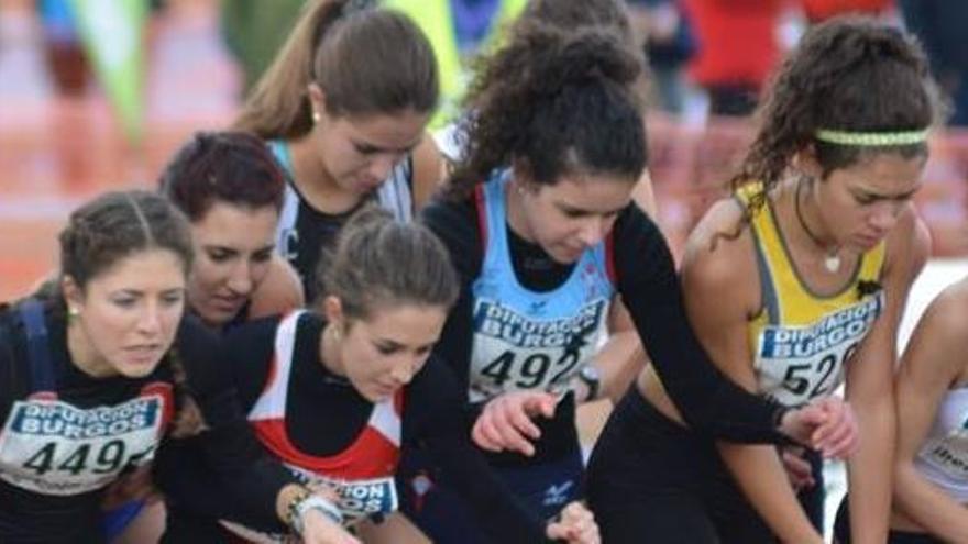 Paula Santos, la primera por la derecha, en el Cross de Atapuerca, el domingo.