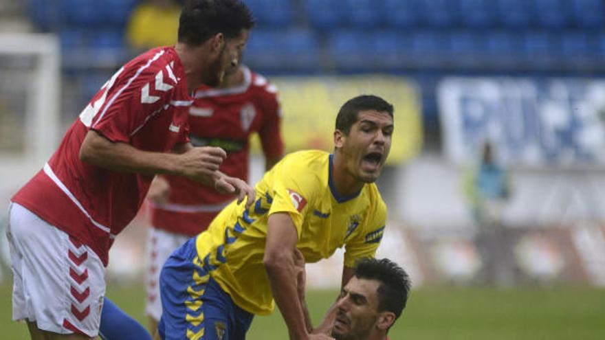 Los murcianistas Chavero y Germán frenan a un jugador del Cádiz en el choque del sábado.