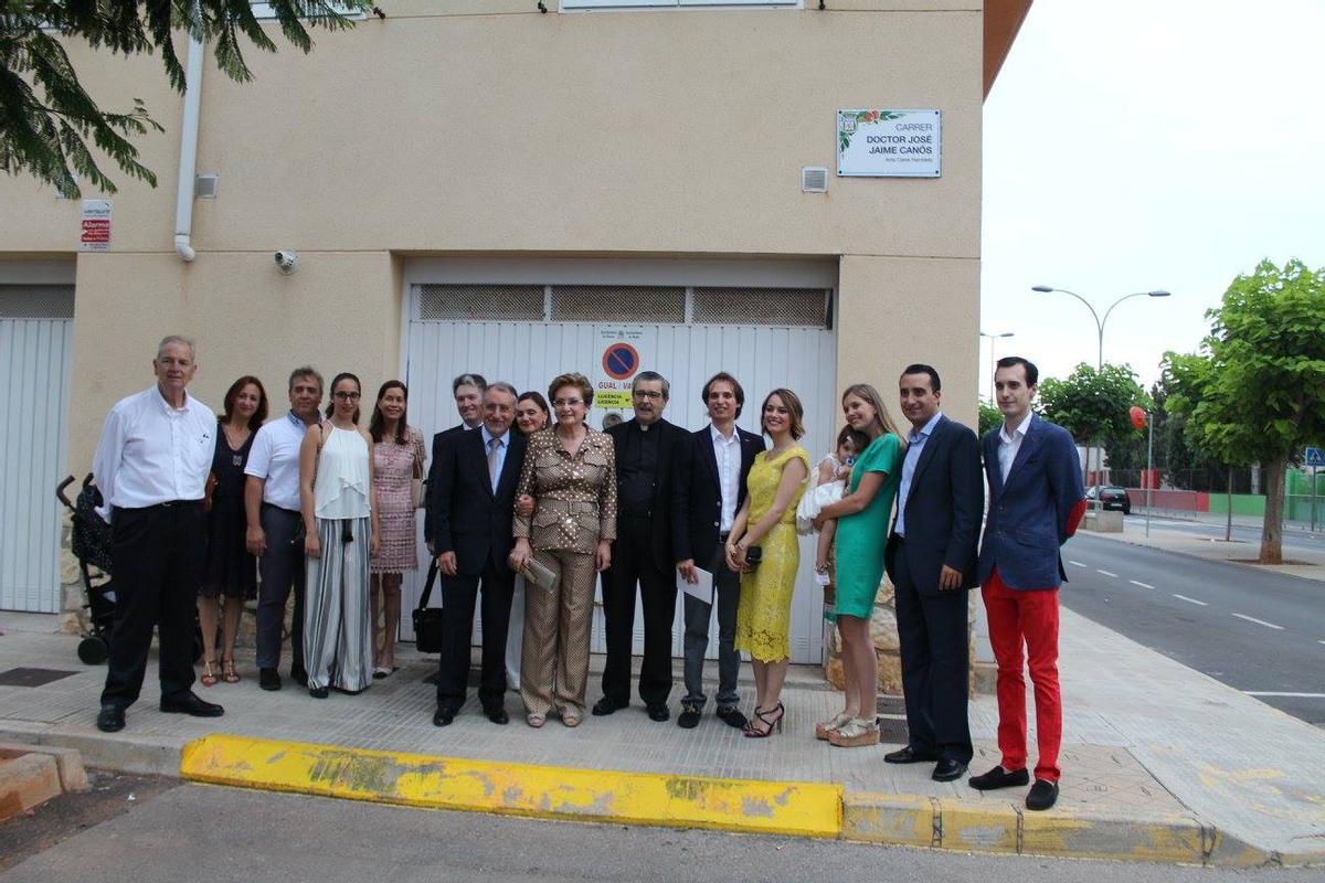 José Jaime Canós junto a su familia el día en el que le dedicaron una calle en Nules.