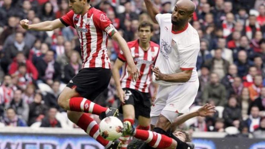 Kanouté pelea el cuero con los defensas del Athletic Iraola y Amorebieta.