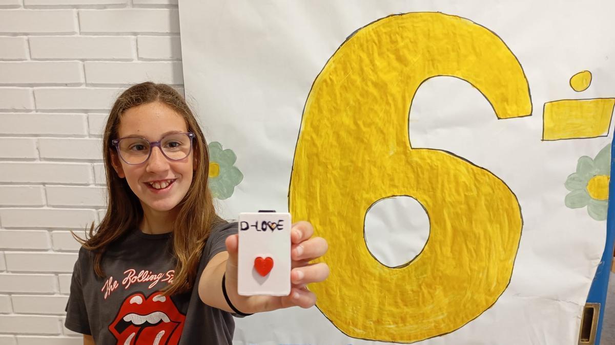 Iria Peula García muestra el dispositivo de "D-Love" a la puerta de su clase en el Marcelo Gago.
