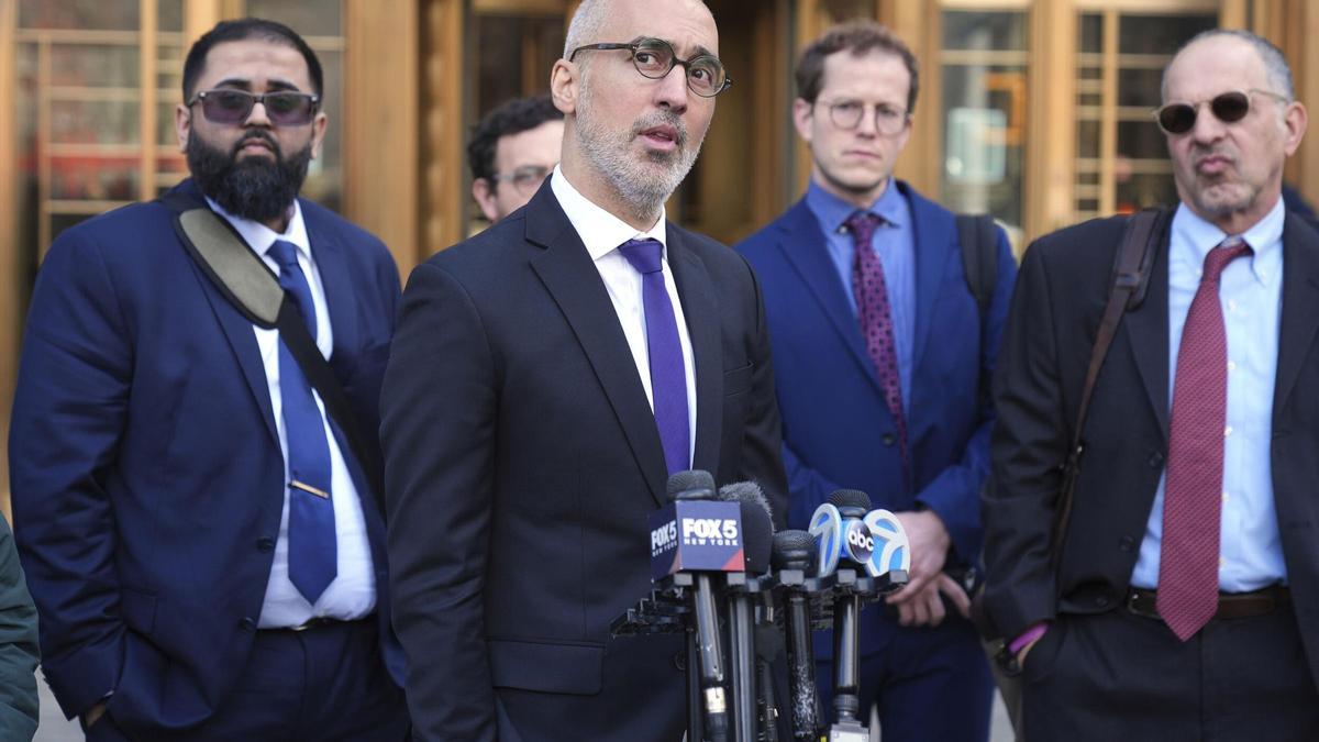 Ramzi Kassem, tercero por la derecha, abogado de Yunseo Chung, habla con la prensa.