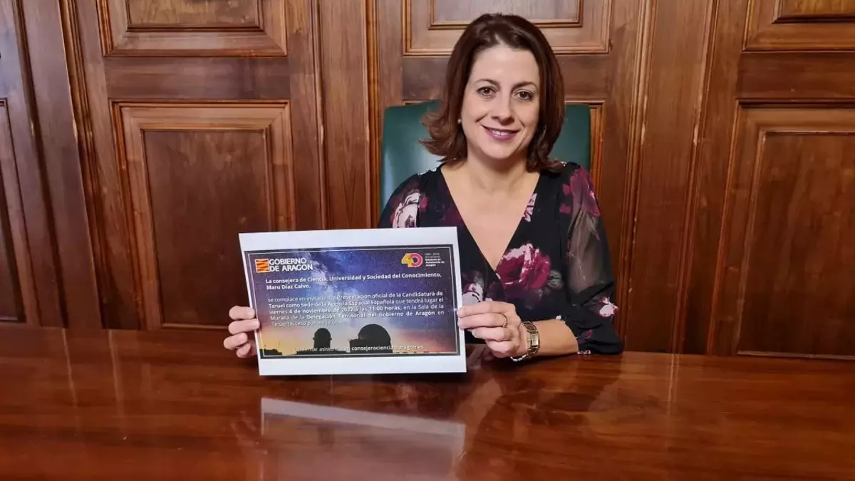 La alcaldesa de Teruel, Emma Buj, con la invitación a la presentación de la candidatura.