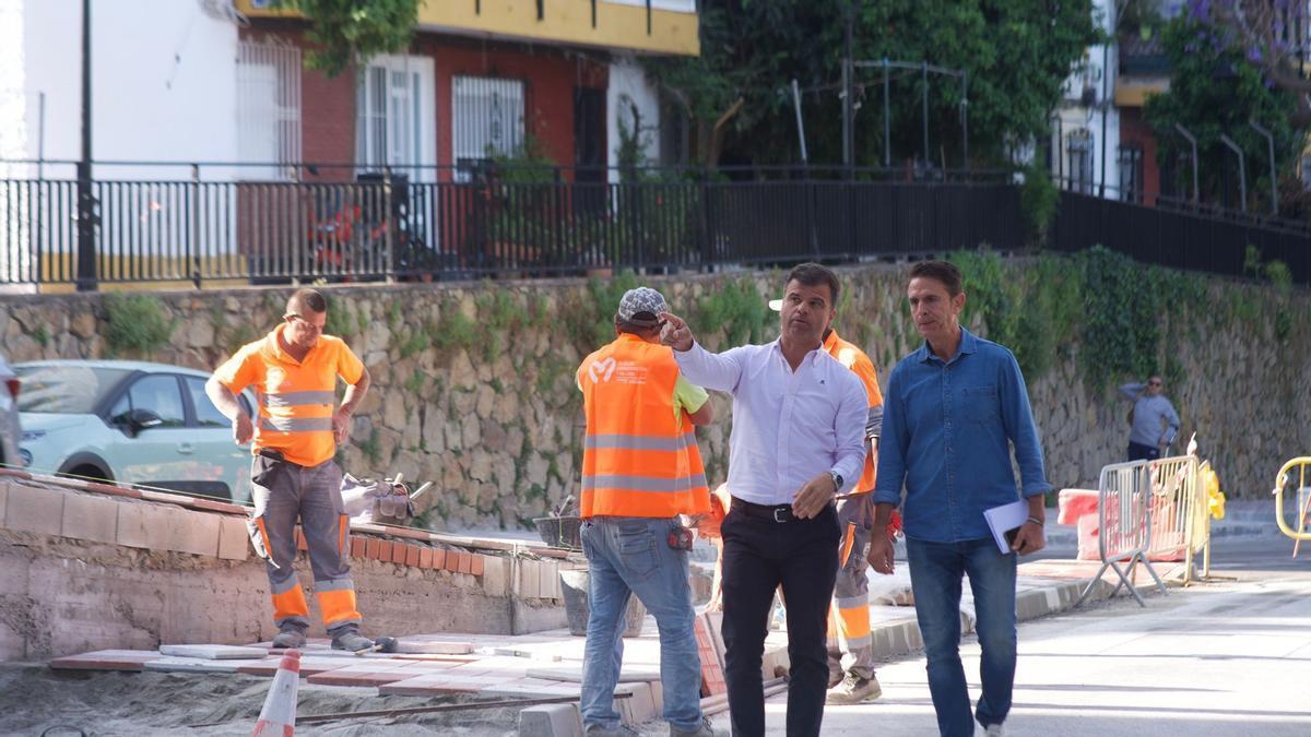 El concejal de Marbella  Diego López informa de aparcamientos