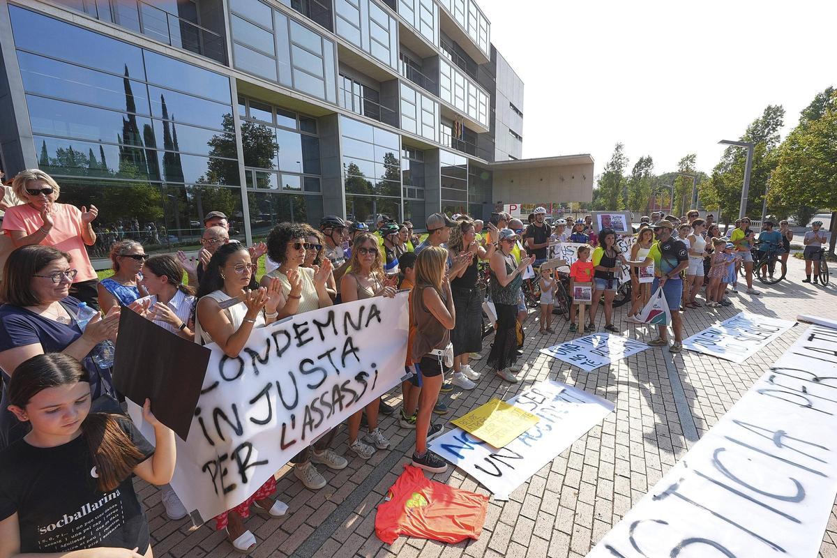 Les imatges de la concentració de rebuig a la condemna pel conductor que va matar una ciclista als Àngels