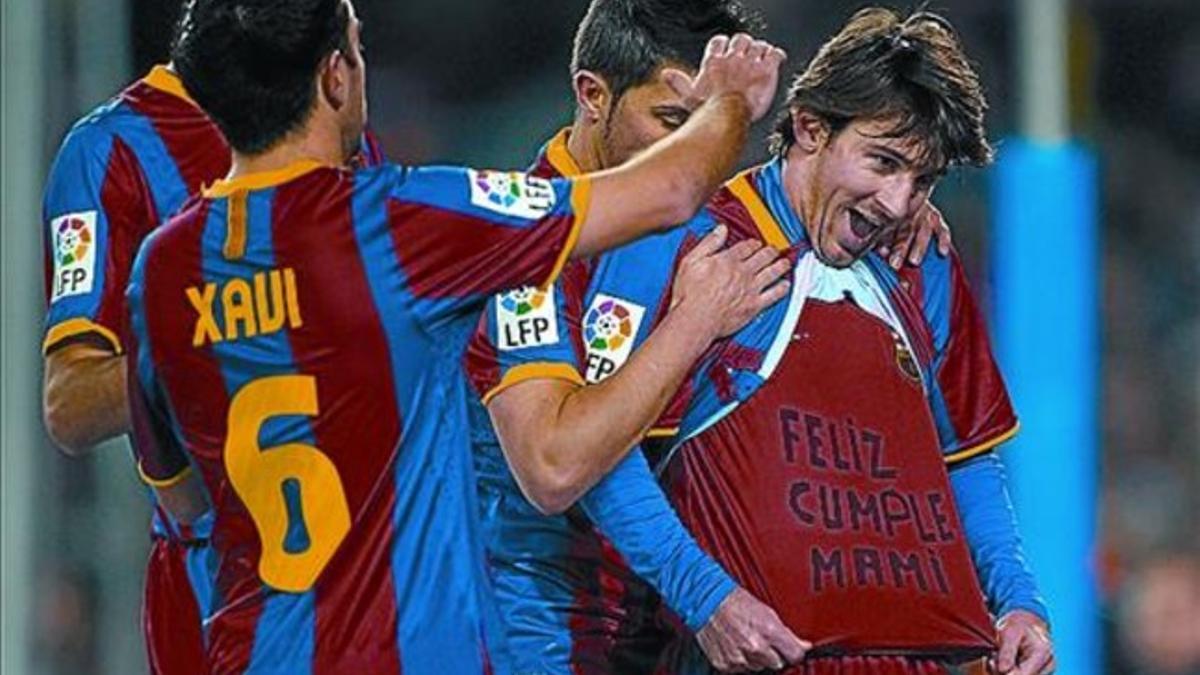 Messi muestra tras marcar la camiseta con la felicitación a su madre.