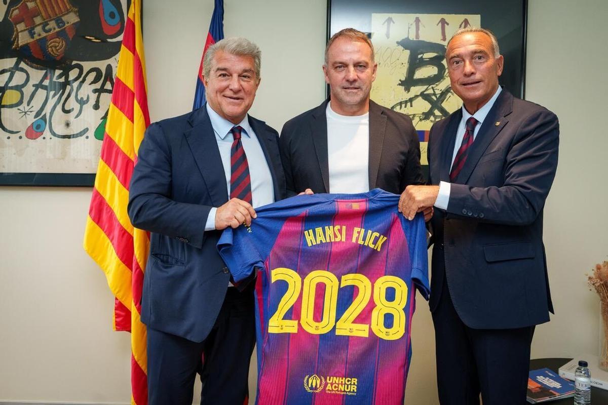 18/05/2026 El presidente electo del FC Barcelona, Joan Laporta, el entrenador, Hansi Flick, y el presidente interino, Rafa Yuste, tras la renovación del alemán hasta 2028 DEPORTES FCB