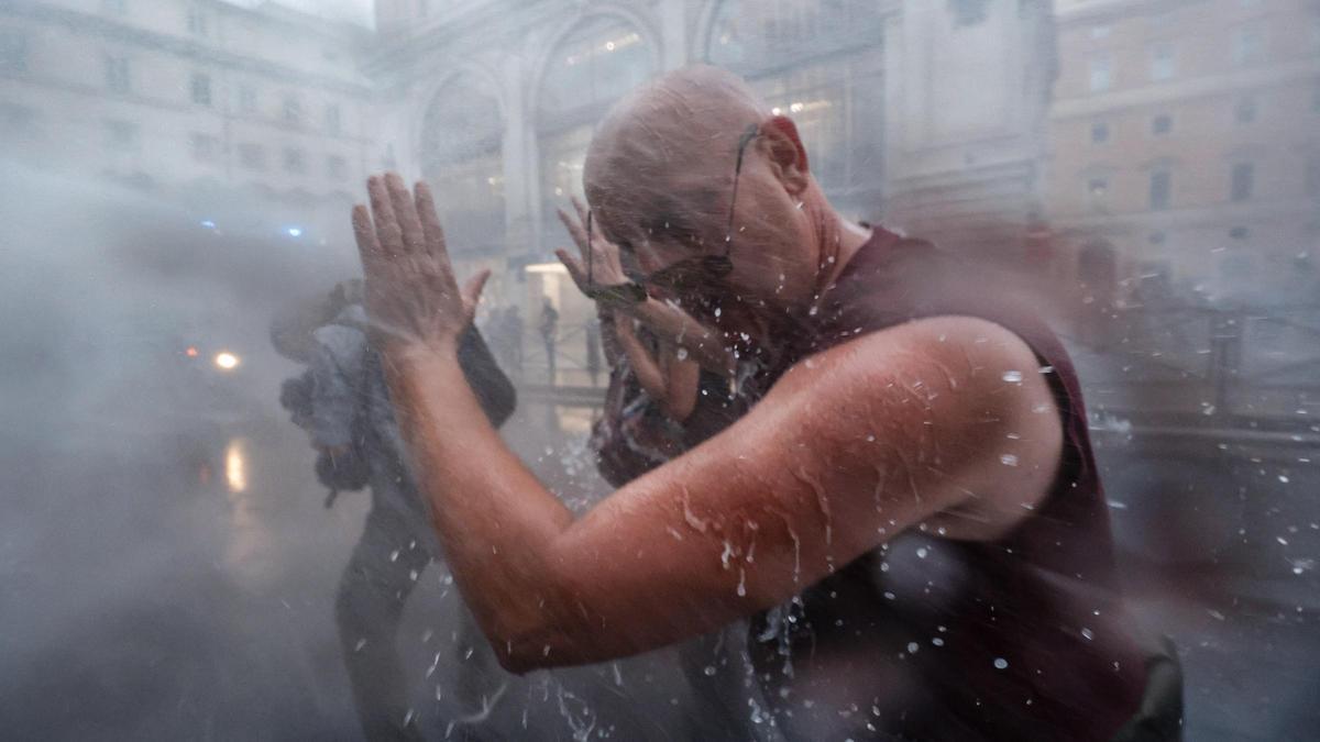 Fuertes enfrentamientos en Roma entre la policía y antivacunas y neofascistas.