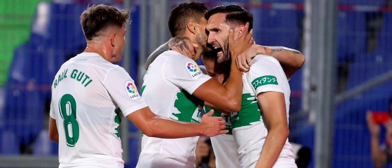 Lucas Pérez celebra el gol de la victoria con sus compañeros