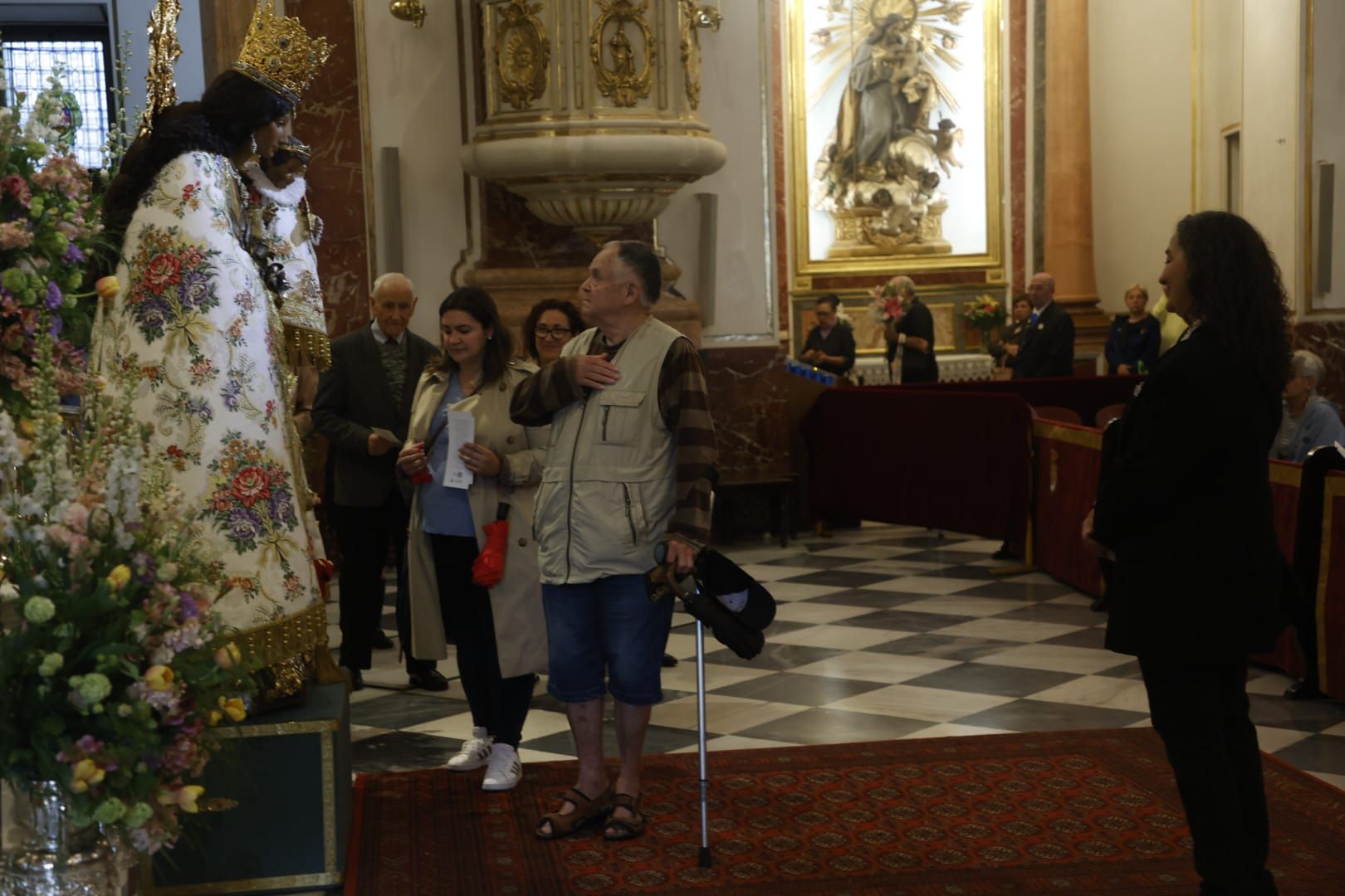 Comienza el besamanos a la virgen