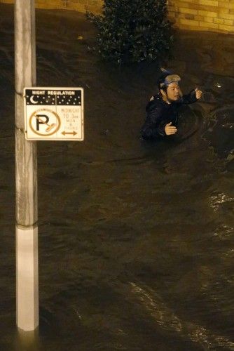 Un hombre con un equipo de buceo, a través de las calles inundadas de Brooklyn