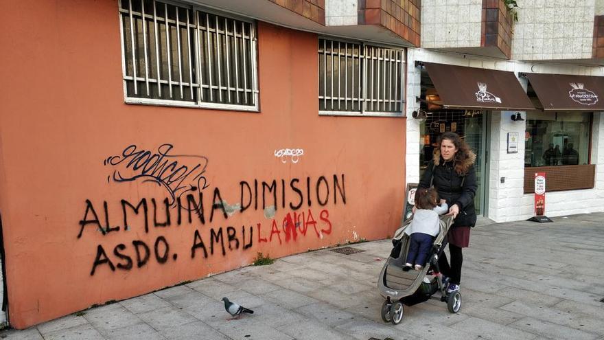 Pintadas contra el conselleiro de Sanidade. // N.P.