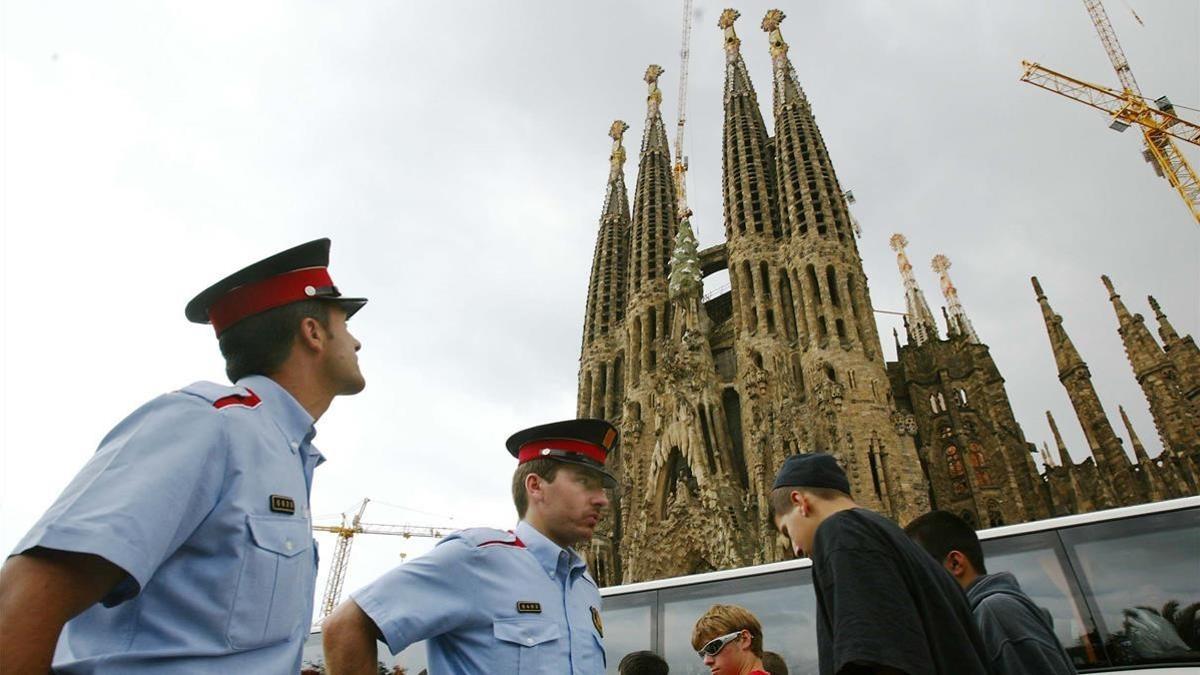 Una pareja de los Mossos patrullando por la Sagrada Familia.