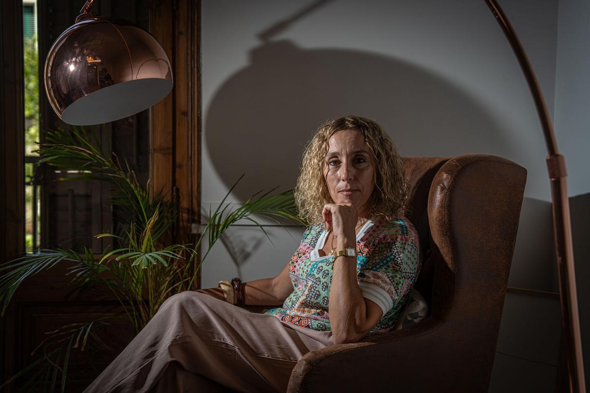 Dolors Liria, nueva decana del Col·legi Oficial de Psicologia de Catalunya, retratada en su despacho durante la entrevista para El Periódico. Barcelona, 24 de julio de 2026. AUTOR: Manu Mitru | EPC