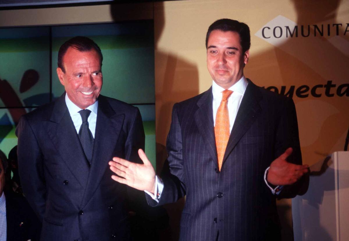 Julio Iglesias y Eduardo Zaplana en un acto en 1998