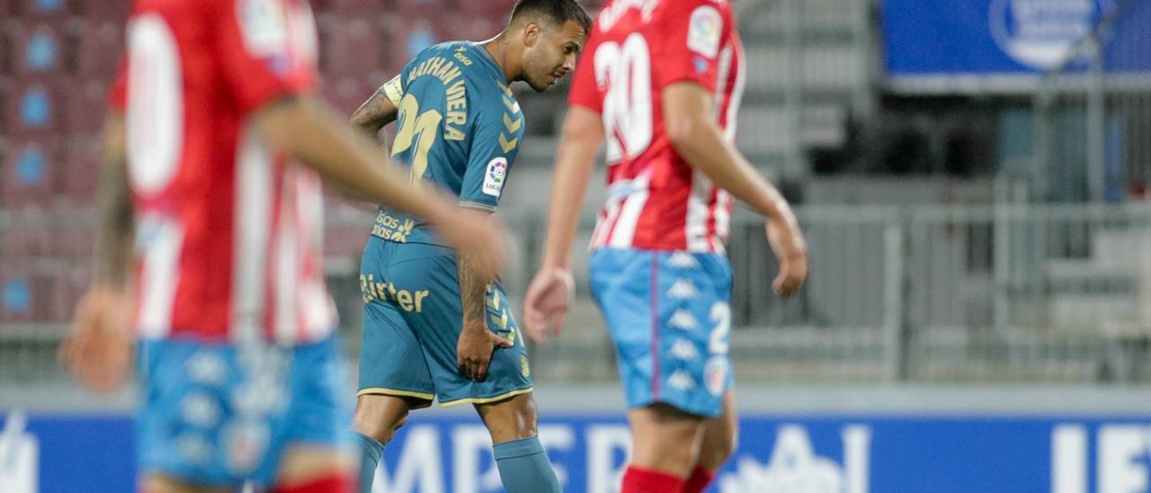 Jonathan Viera se lleva la mano a la parte de atrás del muslo derecho en el choque ante el Lugo.