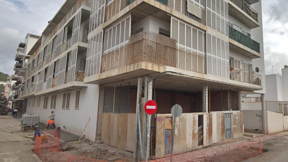 El edificio okupado en Sant Antoni donde ha tenido lugar el operativo policial