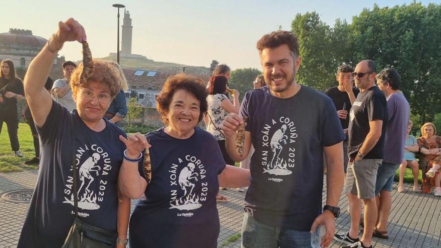 Tres lectores de LA OPINIÓN, con sus camisetas, comen sardinas.   | // L. O.