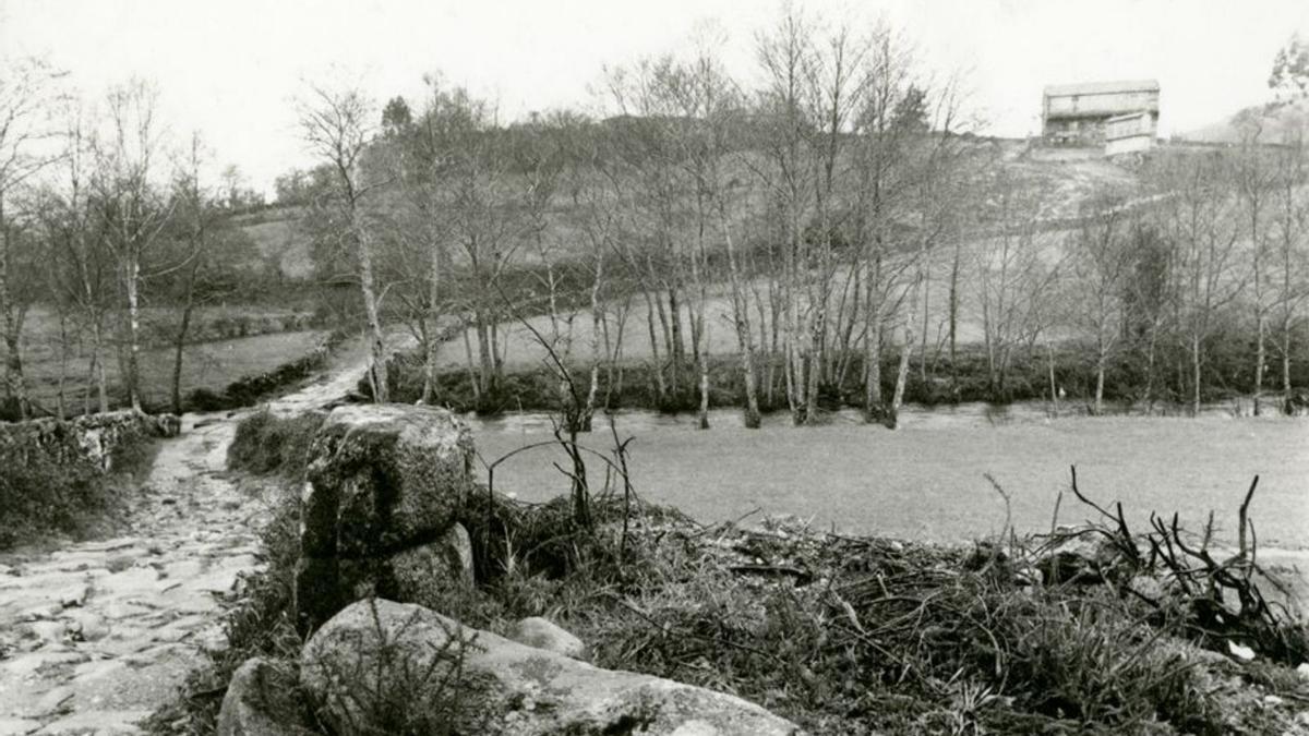 Ponte de Bugarín coa casa das Laxas ao fondo. Fotografía de Carlos Osorio (1977).