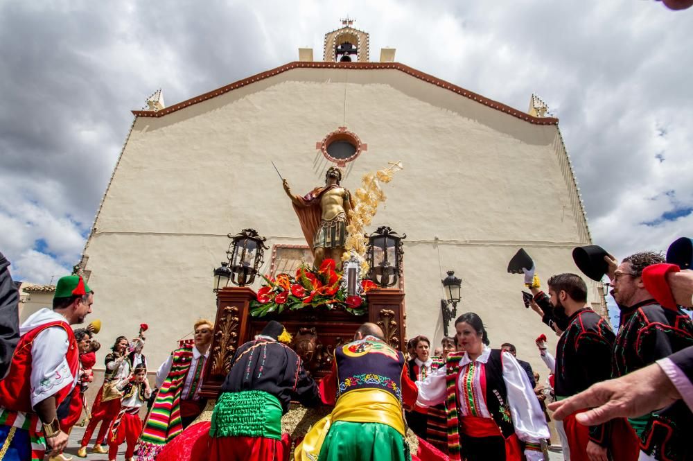 Las diez comparsas acompañan al santo en su tradicional bajada ante miles de vecinos que aguardan con emoción su paso