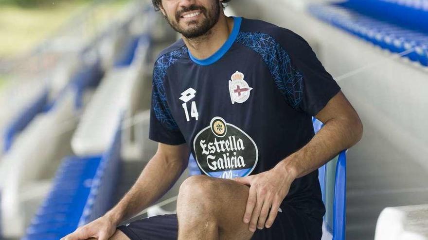 Alejandro Arribas, ayer tras el entrenamiento en la grada de la ciudad deportiva de Abegondo.