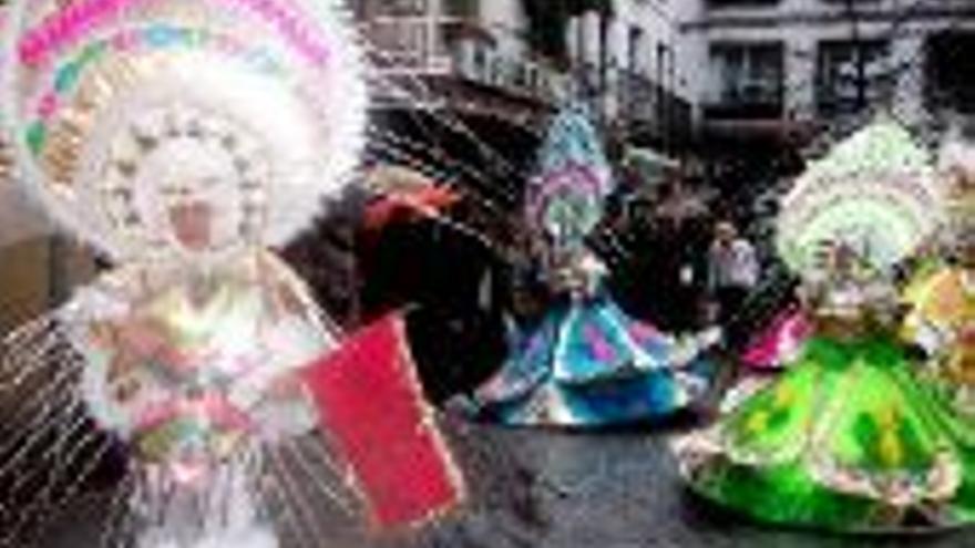 Dieciséis comparsas desfilan en el Carnaval