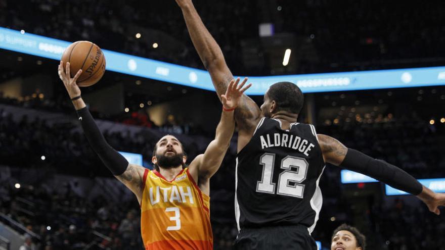 Ricky Rubio trata de encestar ante los Spurs.