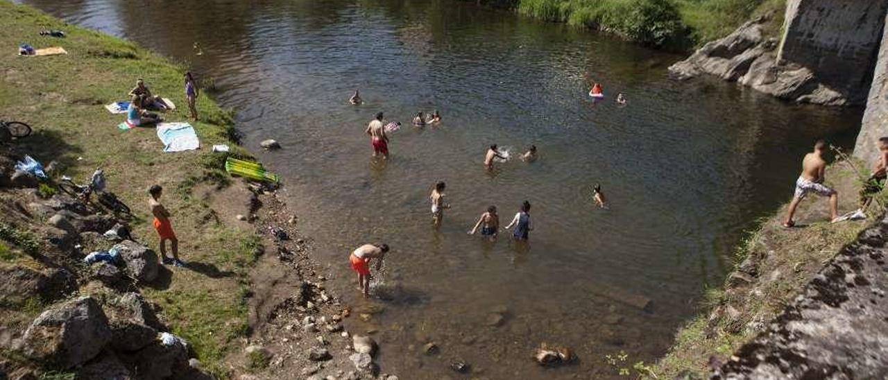 Bañistas en el Nalón, a la altura del Puente d&#039;Arcu.