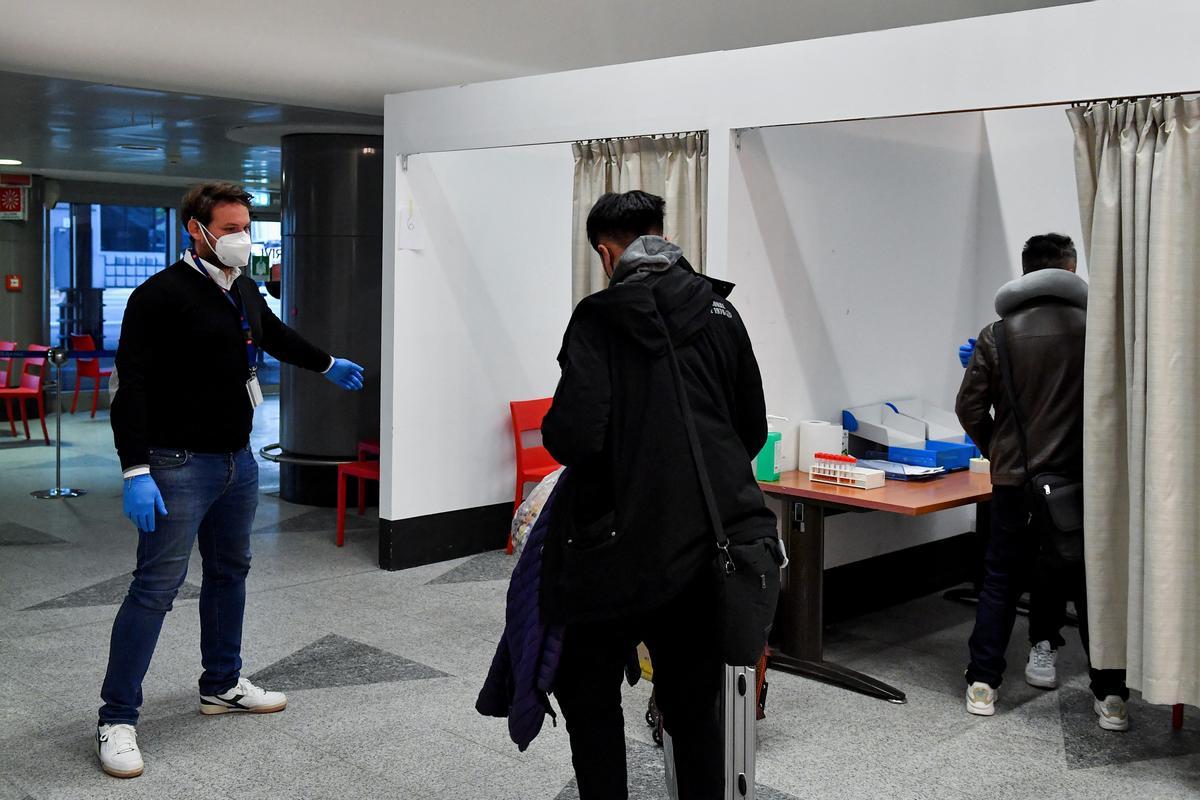 Controles para pasajeros procedentes de China en el aeropuerto de Malpensa, en Milán.