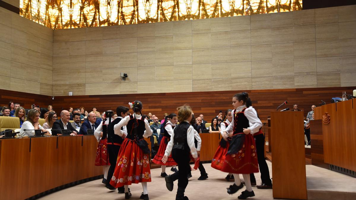 La actuación de la asociación folclórica de La Antigua de Mérida ha cerrado el acto.