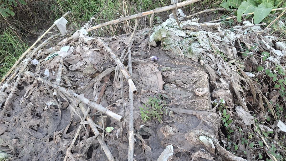 La tapa de la alcantarilla está desencajada y rodeada de toallitas "petrificadas"