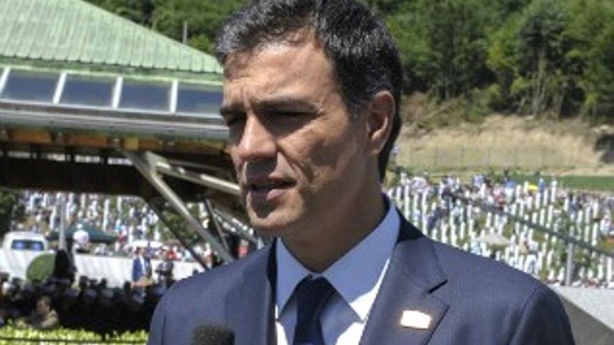 Pedro Sánchez homenajea a las víctimas de Srebrenica