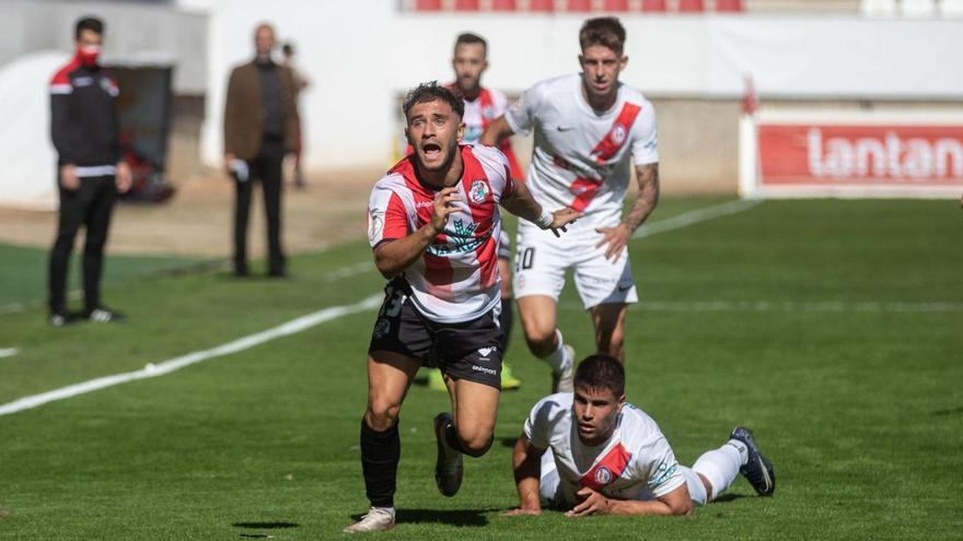 Mario Losada persigue un balón en el partido ante el Rayo Majadahonda. |  // OPZ