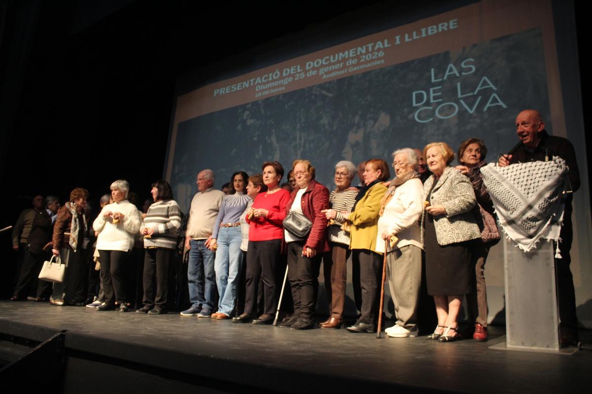 Las mujeres protagonistas del documental y el libro en Manises en la presentación.
