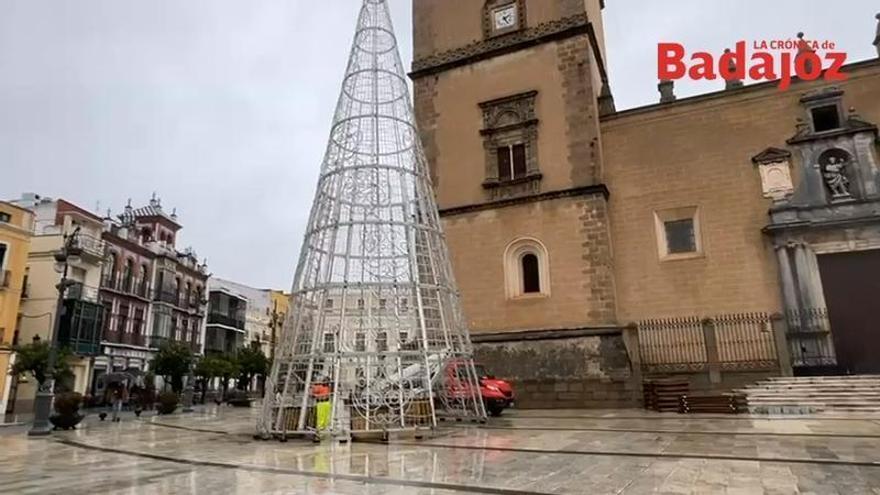 Vídeo | Desmontan el árbol de Navidad de Badajoz