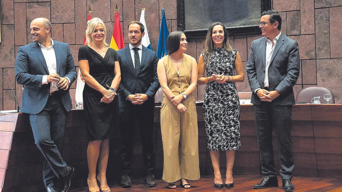 De izquierda a derecha Alfonso Cabello, Esther Monzón, Mariano Hernández Zapata, Migdalia Machín, Jessica de León y Pablo Rodríguez, ayer en La Gomera.