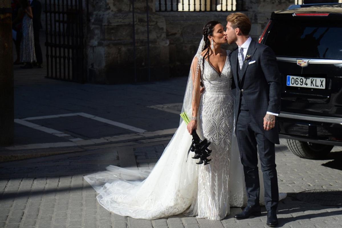 La presentadora Pilar Rubio y el futbolista Sergio Ramos, a la salida de la Catedral de Sevilla donde se ha celebrado este sábado su boda.